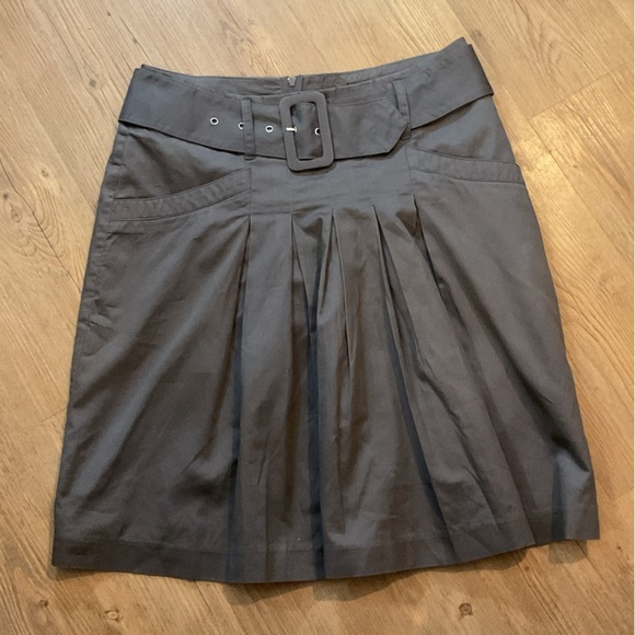 Stylish Black Pleated Skirt with Belt - Picture 4 of 7